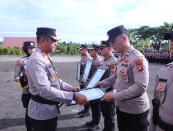 Enam Personel dan Satker Terima Penghargaan, Kapolda Papua Barat Tekankan Pengabdian Polri
