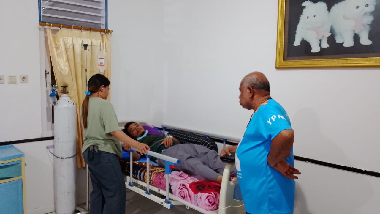 Penasehat Hukum Yan Christian Warinussy saat menjenguk Febryan Alfonsius Gosyanto