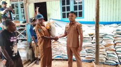 Kepala Distrik Fafurwar Perkuat Kepedulian Sosial Lewat Penyaluran Bantuan Pangan
