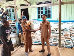 Kepala Distrik Fafurwar Perkuat Kepedulian Sosial Lewat Penyaluran Bantuan Pangan