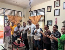 Keluarga Almarhum Yanto Indorway Sambangi Advokat Yan Christian Warinussy SH, Desak Polda Papua Barat Buka Hasil Lab Forensik Mabes Polri