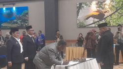 Disaksikan Elisa Kambu, Fakhiri Lantik Dua Direktur Baru Bank Papua