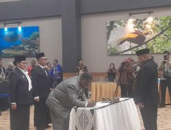 Disaksikan Elisa Kambu, Fakhiri Lantik Dua Direktur Baru Bank Papua