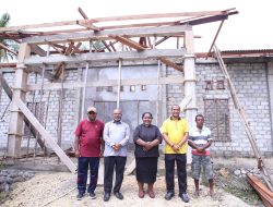 Dukung Pelayanan Gereja, Kapolda Papua Barat Hadiri Penutupan Atap Rumah Pastori